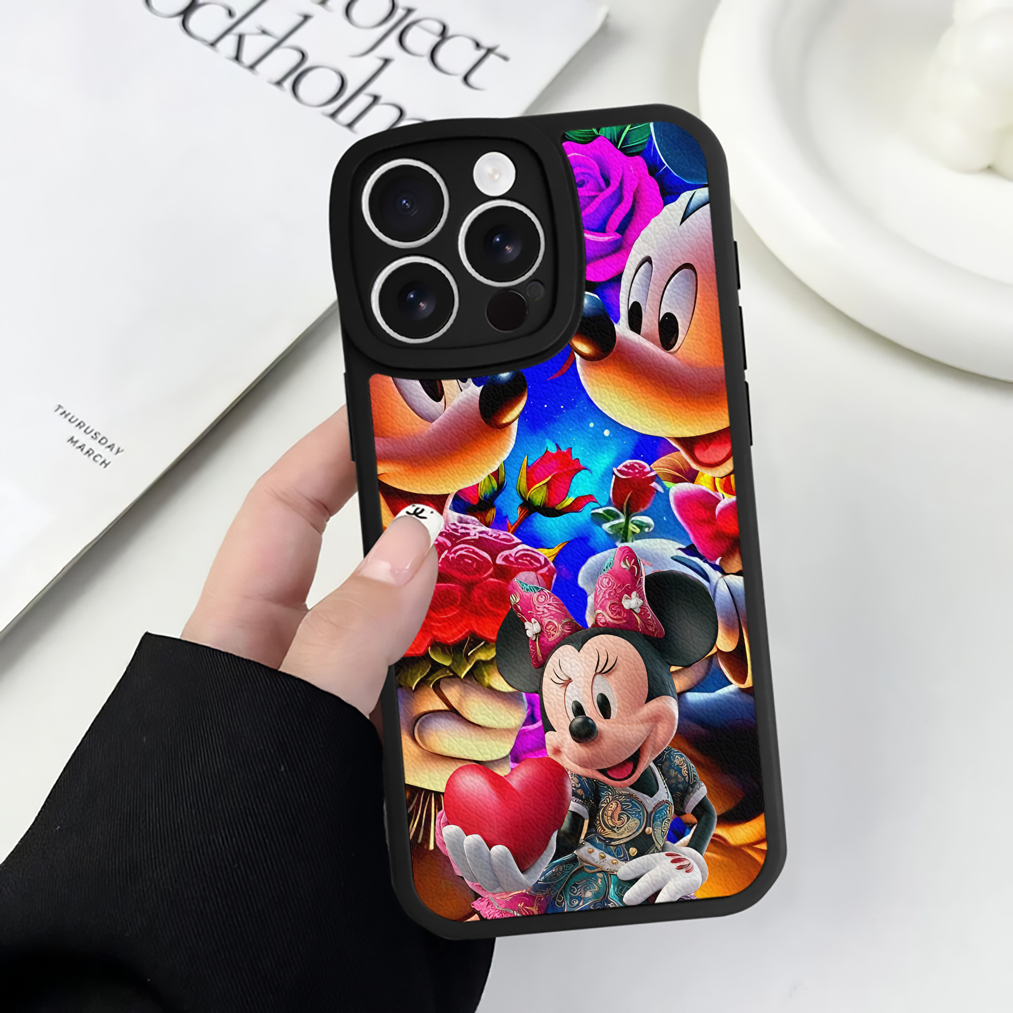 （画像用） ミッキーマウス Mickey Mouse 【iPhone 16シリーズ対応】シリコンスマホケース（レザー調） 材質：シリコン
